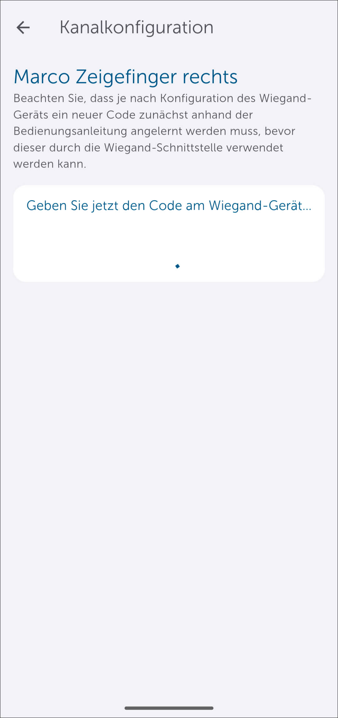 Bild 26: Im nächsten Schritt geben Sie den Code am Codeschloss ein, indem Sie mit dem rechten Zeigefinger das Codeschloss auslösen.  Wichtig: Der Finger muss bereits am Codeschloss angelernt sein. Bitte beachten Siehierzu die Bedienungsanleitung des Codeschlosses.